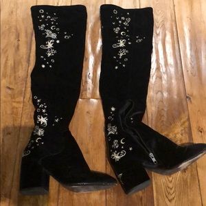 Velvet boots with embroidery